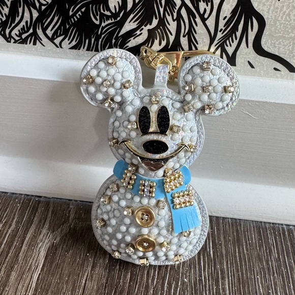 ☀️SALE☀️ Disney x BaubleBar Mickey Snowman Bag Charm - Picture 1 of 2